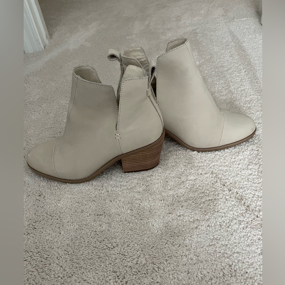 Cutout Block Heel Tan Booties Size 7 EUC - Picture 5 of 8
